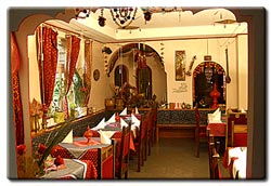 Stocherkahn Tübingen. Schmidt's Stocherkahnfahrten Deli Palace-Fahrt