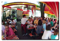 Stocherkahn Tübingen. Schmidt's Stocherkahnfahrten KalbsSchnitzel Party